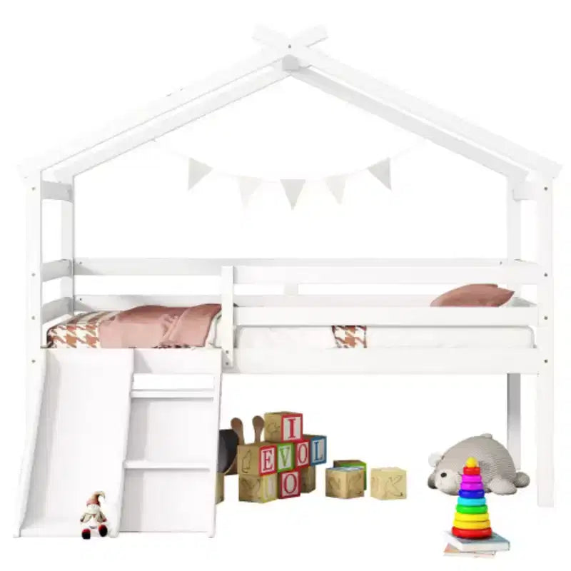 Lit mezzanine enfant avec toboggan, échelle d'accès et barrières de sécurité, complété d'un toit style maisonnette