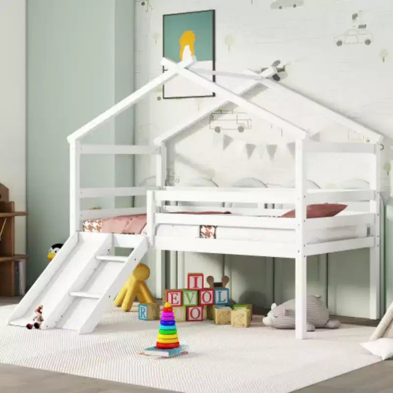 Lit mezzanine enfant avec toboggan, échelle d'accès et barrières de sécurité, complété d'un toit style maisonnette