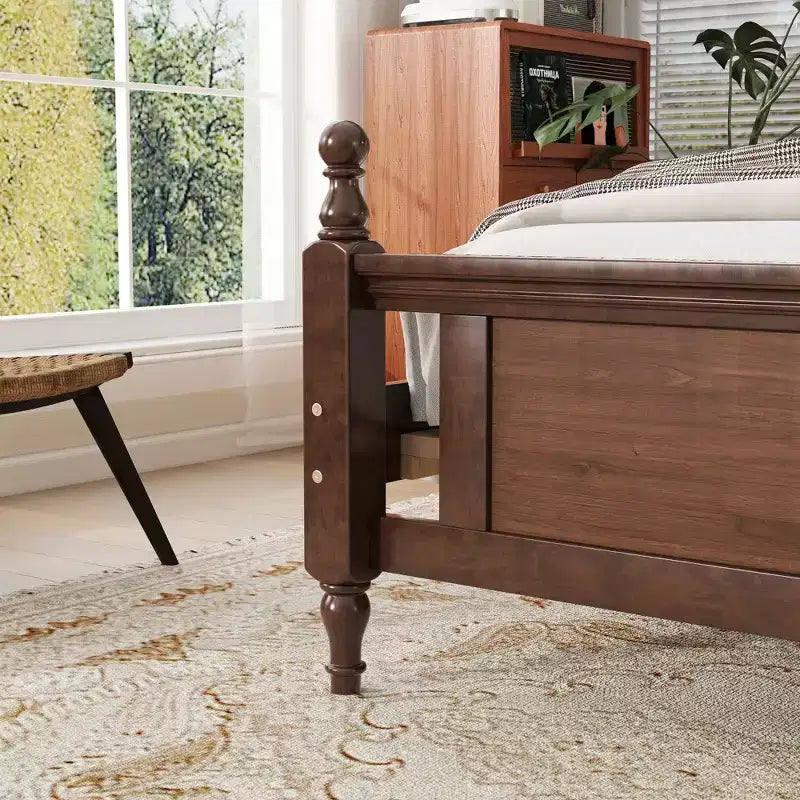 Lit Queen Pine en bois avec tête de lit capitonnée et pied de lit à panneaux