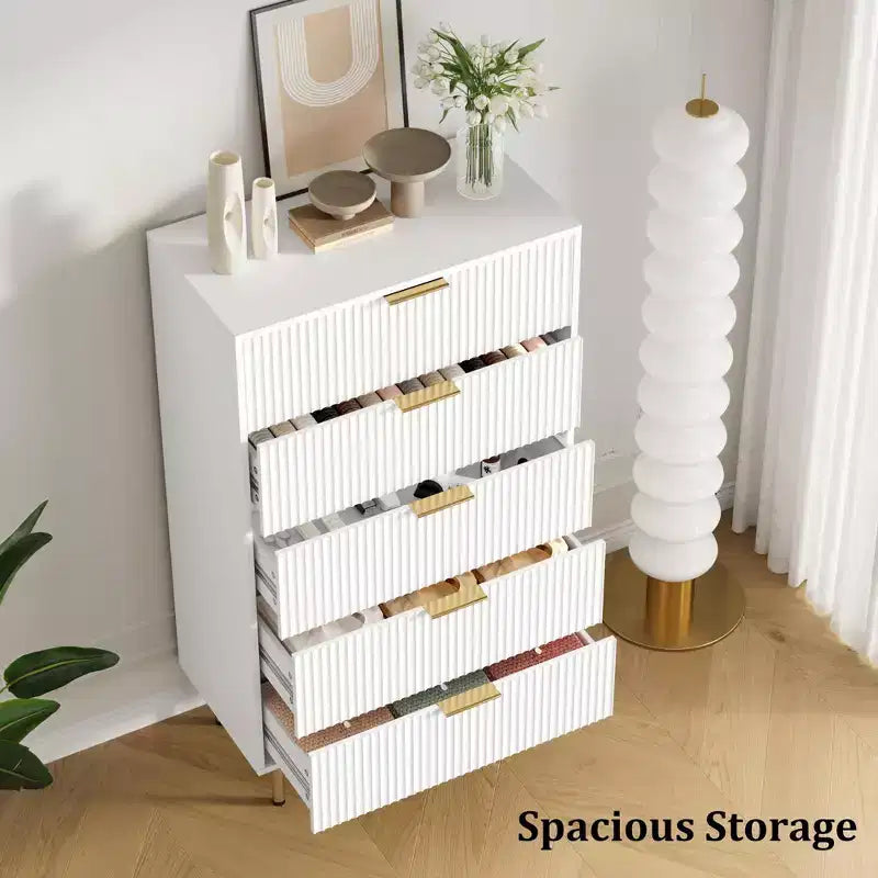 Commode en bois cannelé à 5 tiroirs, commode haute blanche moderne avec poignée dorée pour chambre à coucher, salon, couloir