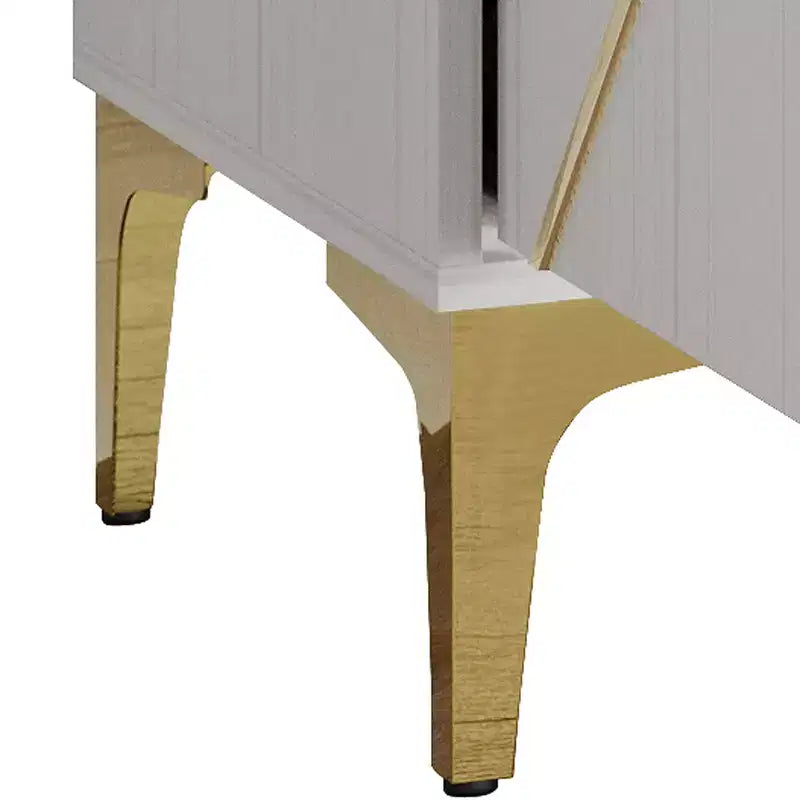 Buffet moderne avec des accents dorés