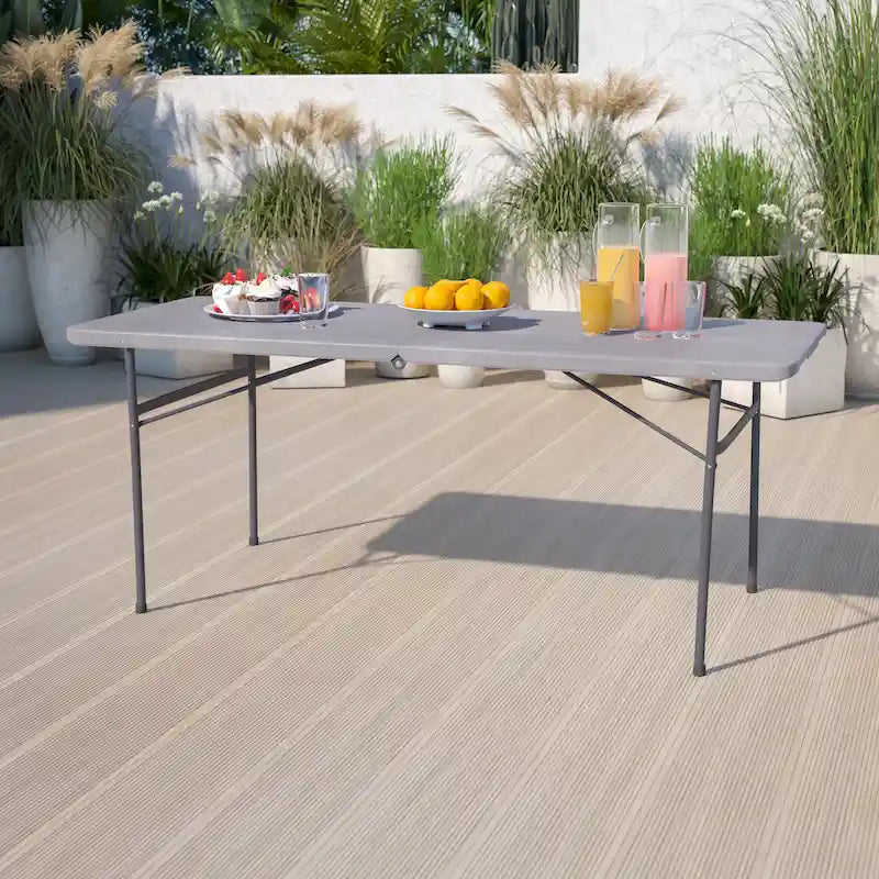 Table pliante de banquet et d'événement en plastique bifold 30 larg. x 72 long. avec poignée de transport – 72 prof. x 30 larg. x 29 haut.